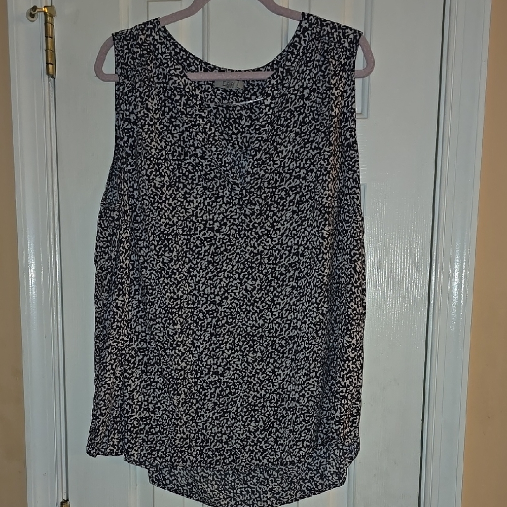 Elegant Blue and White Patterned Sleeveless Blouse
